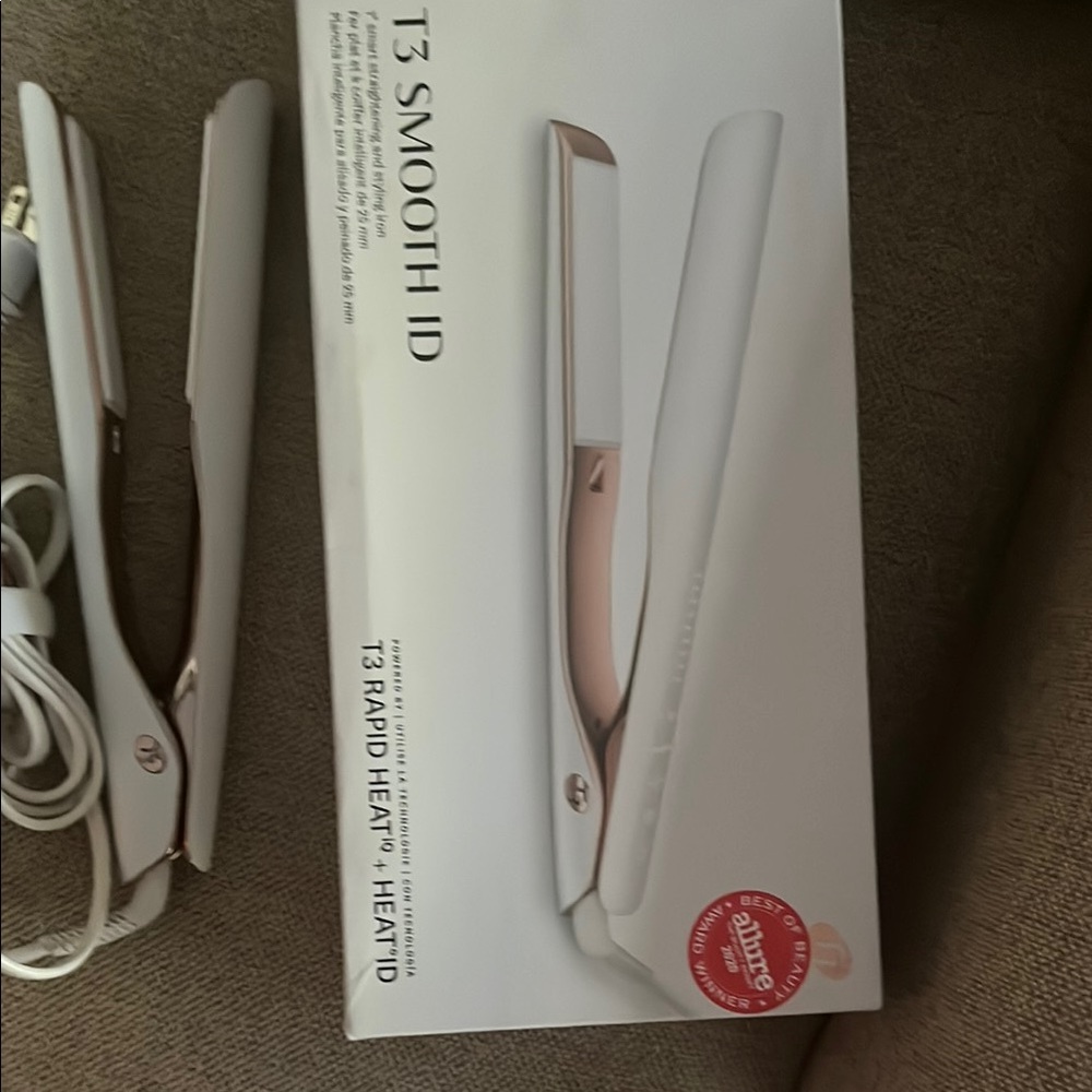 Sleek White Hair Straightener - Picture 3 of 3